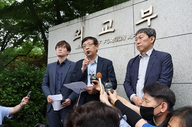 Legal representatives of Korean forced labor victims hold a press briefing in front of the main building of the Ministry of Foreign Affairs in Seoul on July 4, 2022, ahead of the first meeting of a consultative body composed of government officials, experts and other stakeholders. (Yonhap)