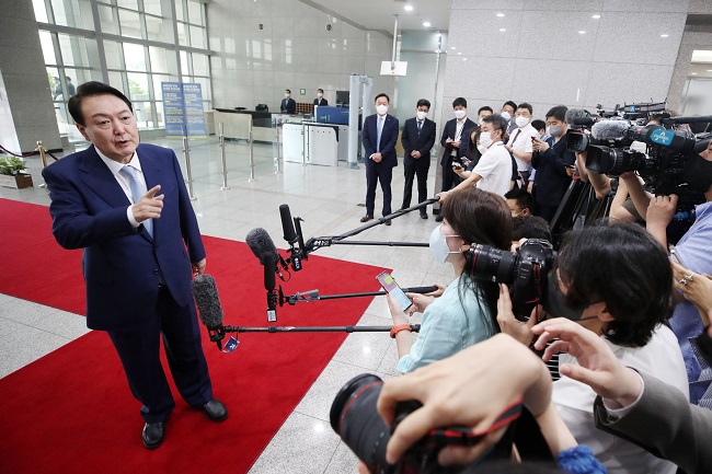 President Yoon Suk-yeol answers reporters' questions as he arrives for work at the presidential office in Seoul on July 5, 2022. (Pool photo) (Yonhap)
