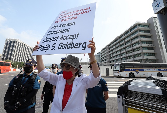 A protestor stages a solo rally near the U.S. Embassy in Seoul on July 11, 2022, to express her objection to the assignment of new U.S. Ambassador to South Korea Philip Goldberg, claiming the envoy is homosexual. (Yonhap)
