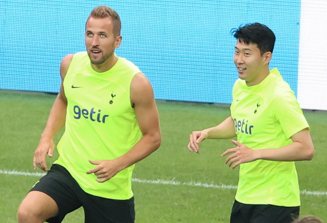 Harry Kane (L) and Son Heung-min of Tottenham Hotspur participate in an open training session at Seoul World Cup Stadium in Seoul on July 11, 2022. (Yonhap)