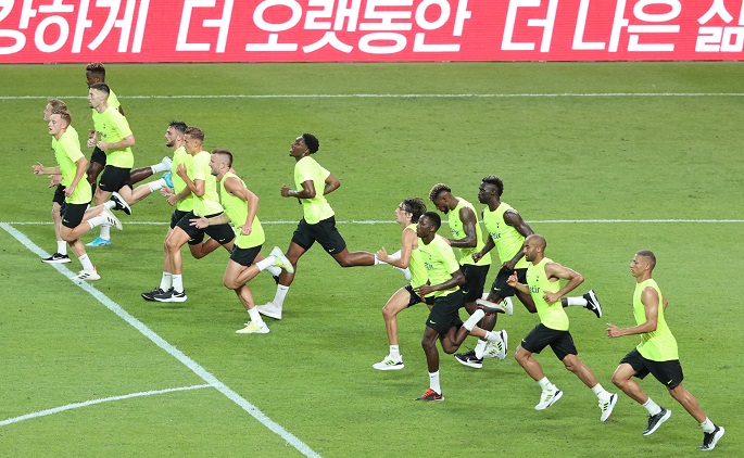 Tottenham Hotspur players participate in an open training session at Seoul World Cup Stadium in Seoul on July 11, 2022. (Yonhap)