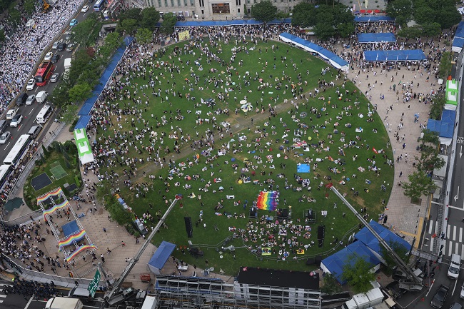 LGBTQ Festival Resumes in Seoul After 2-year Hiatus