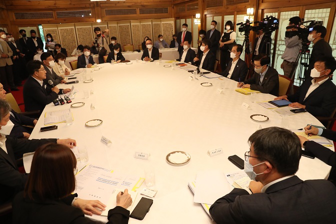 The policy consultation meeting between the government and the People Power Party is under way at the prime minister's residence in Seoul on July 17, 2022. (Yonhap)