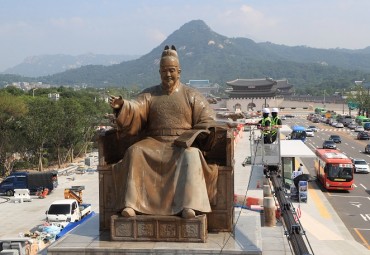 Major Cleaning Project in Store for Gwanghwamun Statues