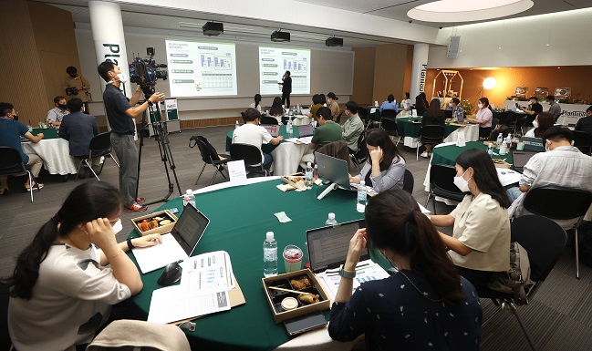 An official from CJ Cheiljedang gives a presentation on global plant-based food trends during a press conference in central Seoul on July 18, 2022. (Yonhap)