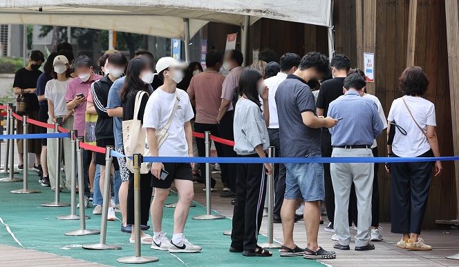 People wait to take coronavirus tests at a makeshift testing facility in Songpa, eastern Seoul, amid the spread of an omicron subvariant on July 19, 2022. (Yonhap)