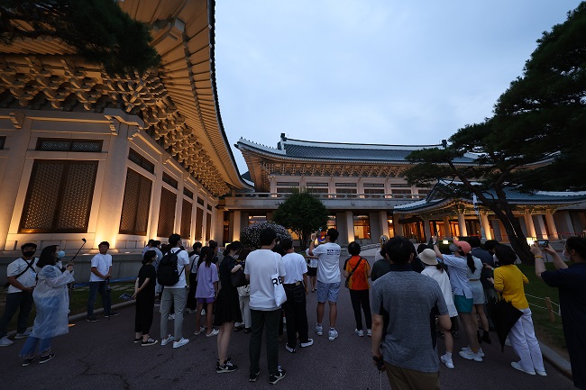 Visitors look around Cheong Wa Dae in Seoul on July 20, 2022, as nighttime tours of the former presidential compound began for a 12-day run until Aug. 1. (Yonhap)