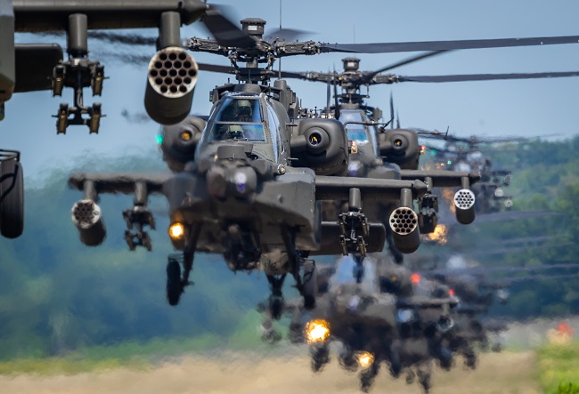 South Korean Army Apache attack helicopters take off at a base in Icheon, some 50 kilometers southeast of Seoul, on July 25, 2022. (Pool photo) (Yonhap)