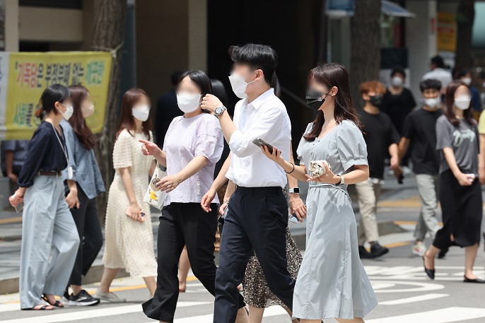 All citizens on a Seoul street are wearing face masks on July 27, 2022, as the country has experienced a resurgence of COVID-19 in recent days. (Yonhap)