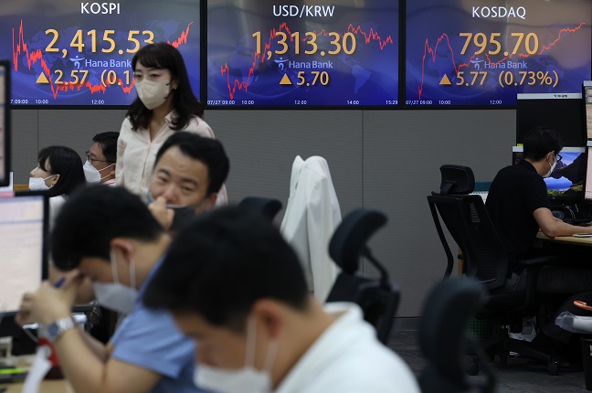 Electronic signboards at a Hana Bank dealing room in Seoul show the benchmark Korea Composite Stock Price Index (KOSPI) closed at 2,415.53 points on July 27, 2022, up 2.57 points or 0.11 percent from the previous session's close. (Yonhap)