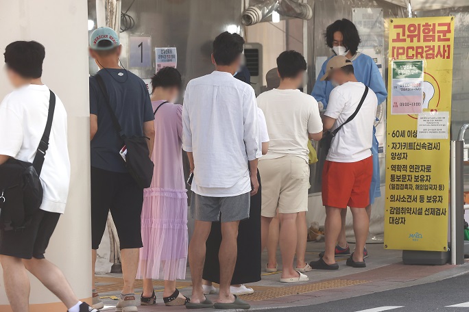People crowd a COVID-19 test clinic in Seoul on July 28, 2022, as the contagious virus surges again during the summer vacation period. (Yonhap)