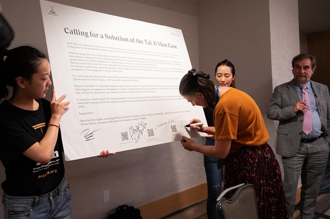 Dr. Holly Folk, professor of humanities and social sciences at Western Washington University, signs a petition for the Taiwanese government's redress of the Tai Ji Men case at the IRF Summit 2022 in Washington on June 30, 2022.