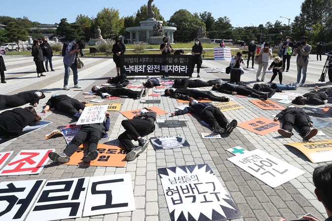 Pro-choice activists stage a performance in front of Cheong Wa Dae on Oct. 8, 2020, calling for the complete abolition of the ban on abortion. (Yonhap)