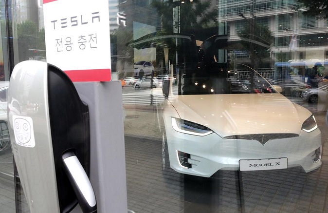 This photo, taken on Aug. 18, 2020, shows vehicles at a dealership of Tesla Korea in Seoul. (Yonhap)