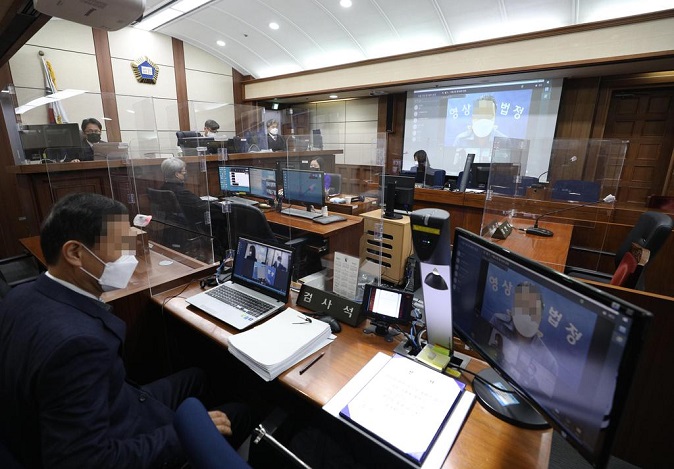 A remote hearing on a criminal case takes place for the first time at Seoul High Court in Seoul on Dec. 28, 2021, amid the pandemic, connecting the court with a detention center. (Pool photo) (Yonhap)