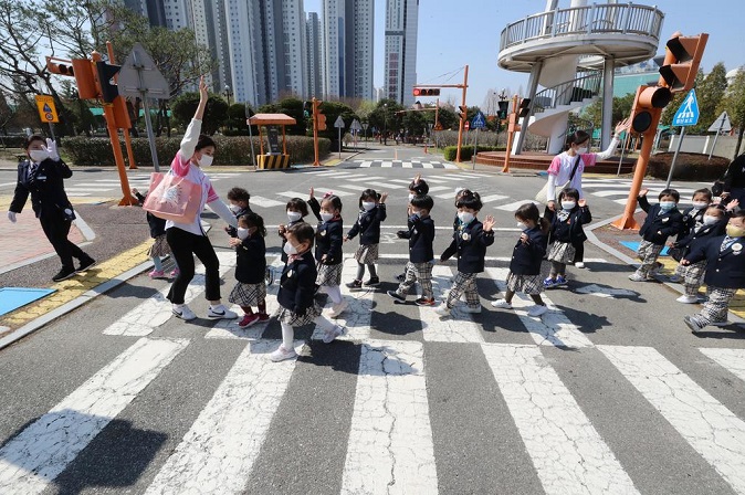 A group of children undergoes traffic safety education at a children's traffic park in Gwangju, 330 kilometers south of Seoul, on March 25, 2021. (Yonhap)