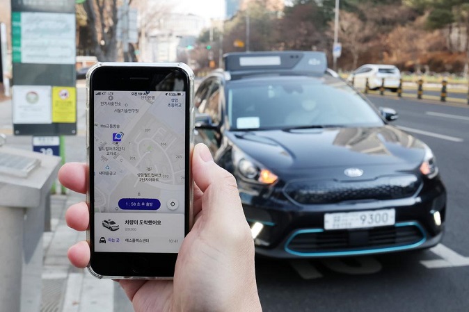 A passenger calls a self-driving taxi via an exclusive app, TAP!, in the Sangam district, a test zone for autonomous cars, in Seoul on Feb. 10, 2022. (Yonhap)
