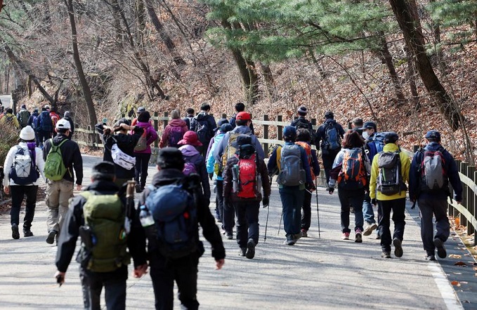 Hikers crowd a trail at Mount Gwanak in Seoul on March 27, 2022. (Yonhap)