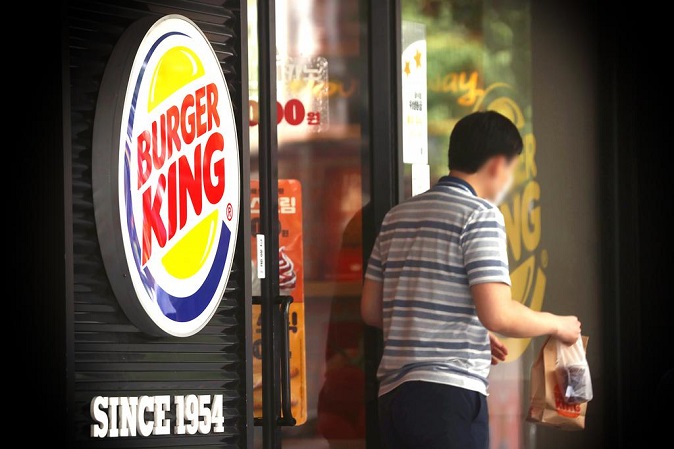 A customer gets a takeout drink at a Burger King store in Seoul on July 29, 2022. (Yonhap)