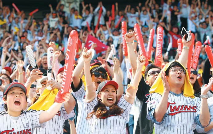 Gov’t Bans Use of Plastic Cheering Equipment at Sports Facilities