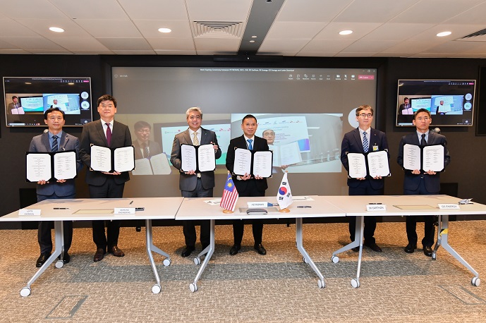 Officials of Lotte Chemical, Samsung Engineering, Petronas, SK Earthon and GS Energy pose for a photo after signing a memorandum of understanding for a project to capture, transport and store carbon dioxide in a virtual meeting in Kuala Lumpur, Malaysia, on Aug. 2, 2022, in this photo provided by SK.