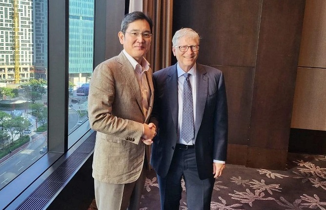 Samsung Electronics Vice Chairman Lee Jae-yong and Bill Gates shake hands on July 16, 2022, in Seoul, in this photo provided by Samsung.