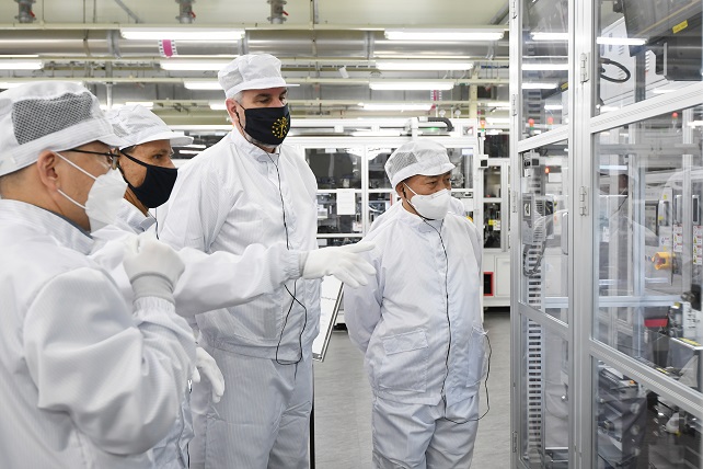 Samsung SDI CEO Choi Yoon-ho (R) and Indiana Gov. Eric Holcomb (2nd from R) look at the battery production line at Samsung SDI's Cheonan complex on Aug. 25, 2022, in this photo provided by the South Korean battery maker the following day. 