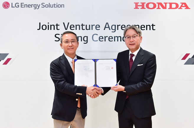 LG Energy Solution CEO Kwon Young-soo (L) poses for a photo with Honda Motor CEO Toshihiro Mibe during the signing ceremony in Seoul on Aug. 29, 2022, for their joint venture to build an electric vehicle plant in the United States, in this photo provided by LGES.