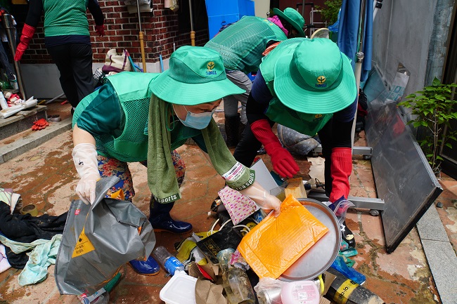 Thousands of Volunteers Flock to Flood-damaged Areas