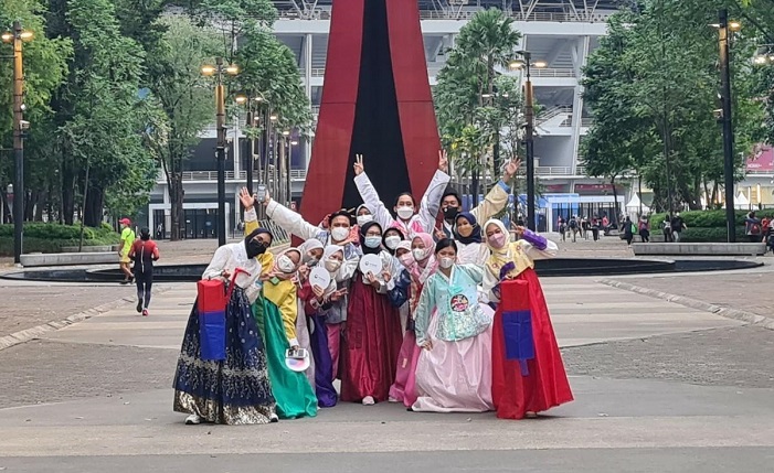 Indonesian Youth Parade Through Jakarta Streets in Korean Traditional Clothes