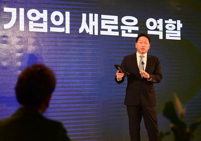 SK Group Chairman Chey Tae-won, the head of the Korea Chamber of Commerce and Industry (KCCI), gives a lecture on new corporate roles during a town hall meeting at the KCCI headquarters in Seoul on March 29, 2021. (Pool photo) (Yonhap)