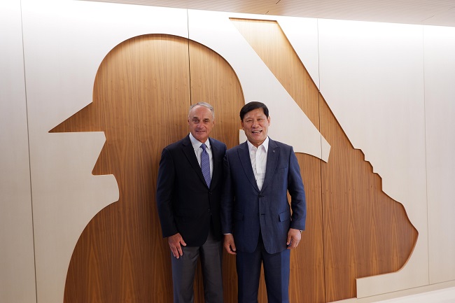 This file photo provided by the Korea Baseball Organization (KBO) on June 21, 2022, shows KBO Commissioner Heo Koo-youn (R) with Major League Baseball (MLB) Commissioner Rob Manfred in MLB's headquarters in New York after their meeting on June 14, 2022.
