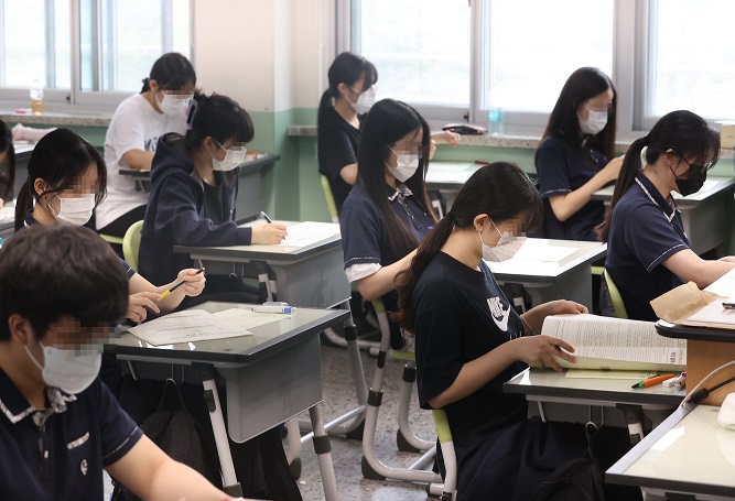 This undated file photo shows students in class. (Yonhap)