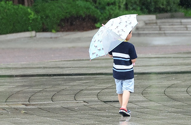 A child walks in the Children's Grand Park in Seoul's Gwangjin district on July 31, 2022. (Yonhap)