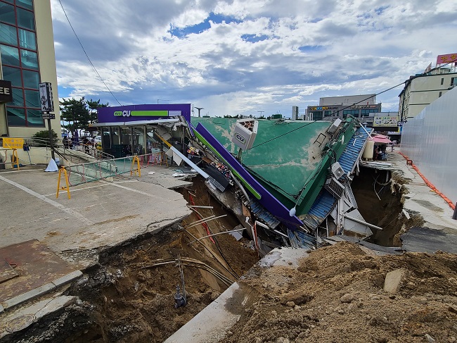 A convenience store building near Naksan Beach in the county of Yangyang, 155 kilometers east of Seoul, is in tatters after a sinkhole opened up on Aug. 3, 2022. (Yonhap)