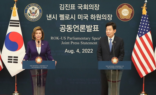 South Korean National Assembly Speaker Kim Jin-pyo (R) and U.S. House Speaker Nancy Pelosi hold a joint press conference after their meeting at the National Assembly in Seoul on Aug. 4, 2022. Kim and Pelosi agreed to support efforts by Seoul and Washington for the denuclearization of North Korea, while voicing concerns over the North's escalating threats. (Pool photo) (Yonhap)