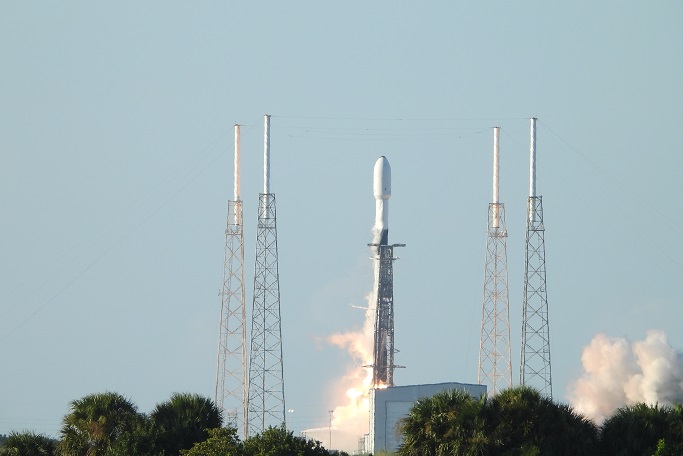 A SpaceX Falcon 9 rocket carrying South Korea's first lunar orbiter, the Korea Pathfinder Lunar Orbiter known as Danuri, lifts off from Cape Canaveral Space Force Station in Florida, the United States, on Aug. 4, 2022. (Pool photo) (Yonhap)