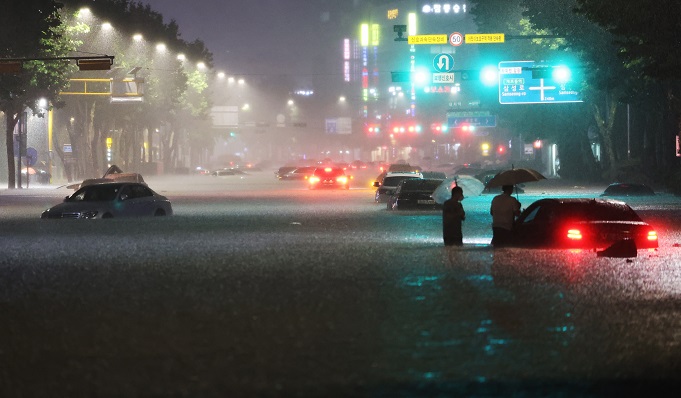 This photo shows cars submerged in a flooded road near Seoul's Daechi subway station on Aug. 8, 2022. (Yonhap)