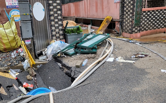 This image shows a semi-basement home on Aug. 9, 2022, in Seoul's Gwanak district, where flooding killed three family members the previous day. (Yonhap)