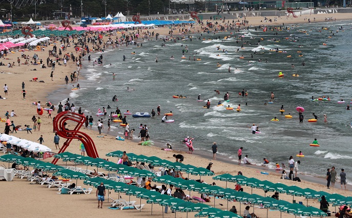 Vacationers crowd the summer beach in Haeundae, Busan, on Aug. 9, 2022. (Yonhap)