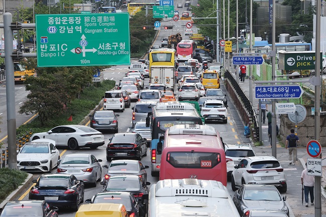 Vehicles are bumper to bumper on a road in southern Seoul on the morning of Aug. 10, 2022, in the aftermath of two days of record torrential rain. (Yonhap)