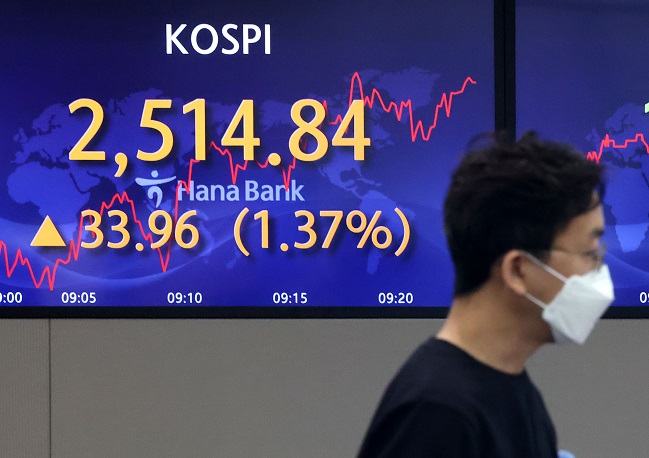 This photo, taken Aug. 11, 2022, shows the movement of South Korea's stocks and currency on monitors at a dealing room of Hana Bank in Seoul. (Yonhap)