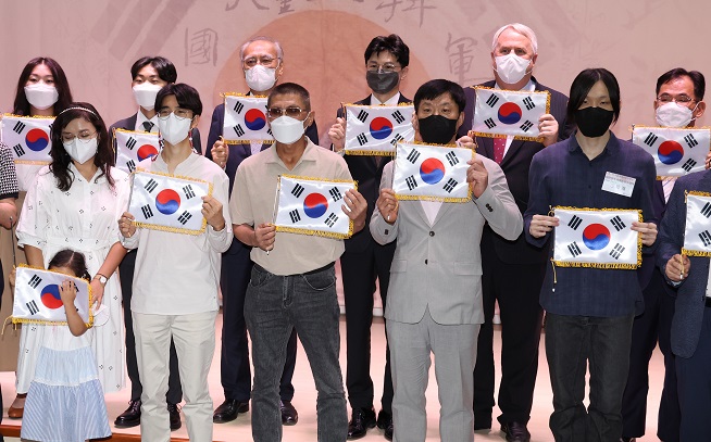 Justice Minister Han Dong-hoon (4th from L, 2nd row) and other participants pose for a photo at the National Memorial of the Korean Provisional Government in Seoul on Aug. 11, 2022, during a ceremony to grant Korean citizenship to 20 descendants of independence fighters against Japan's colonial rule of the Korean Peninsula. (Yonhap)