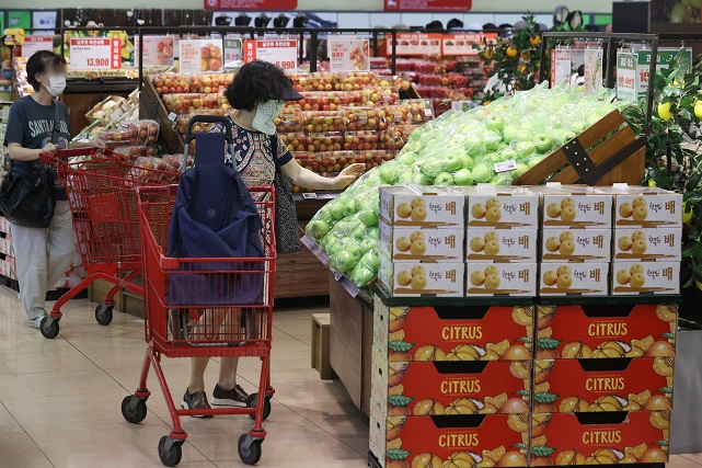 Citizens shop for groceries at a discount store in Seoul on Aug. 11, 2022. (Yonhap)