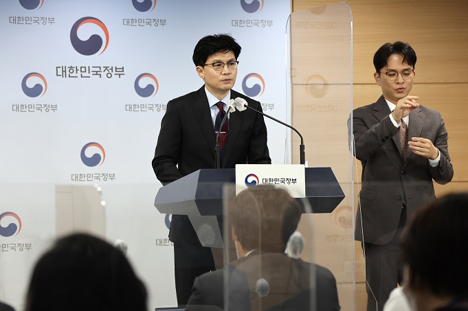 Justice Minister Han Dong-hoon (L) announces the beneficiaries of a presidential amnesty, including Samsung Electronics Co. Vice Chairman Lee Jae-yong, at the government complex in Seoul on Aug. 12, 2022. The amnesty was granted on the occasion of Aug. 15 Liberation Day marking Korea's independence from the Japanese colonial rule (1910-45). (Yonhap)
