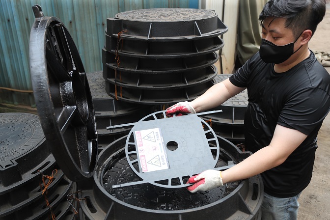 A manhole safety net is shown at a local manufacturer in the southeastern port city of Busan on Aug. 12, 2022. (Yonhap)