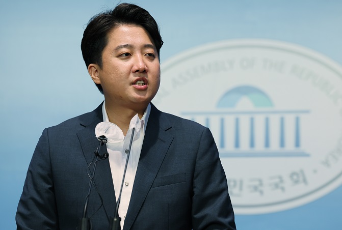 Suspended Chairman of the ruling People Power Party Lee Jun-seok speaks during a press conference in Seoul on Aug. 13, 2022. (Yonhap)