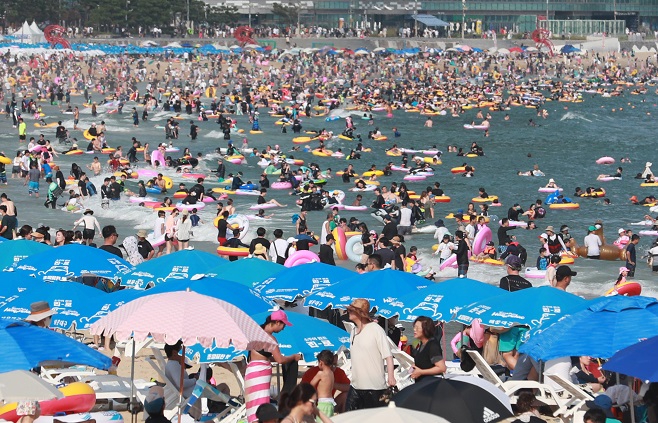 A beach in the southern port city of Busan is crowded with people on Aug. 14, 2022. (Yonhap)