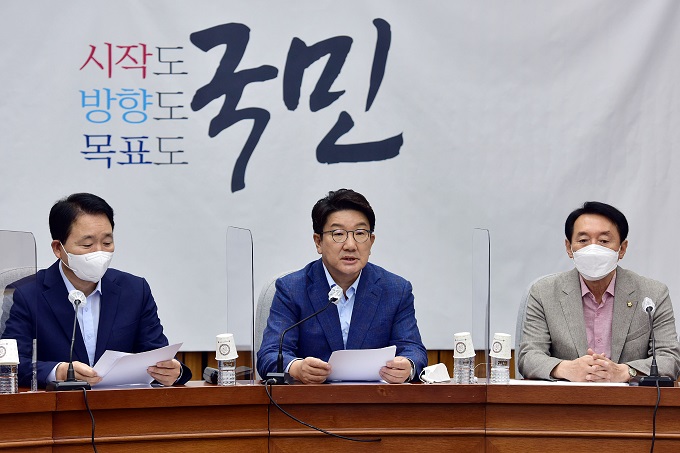 The ruling People Power Party floor leader Kweon Seong-dong speaks in a party meeting held at the National Assembly in western Seoul on Aug. 19, 2022. (Pool photo) (Yonhap)