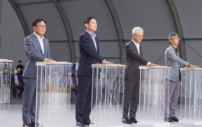 This photo provided by Samsung Electronics Co. on Aug. 19, 2022, shows Vice Chairman Lee Jae-yong (2nd from L) and other executives at a groundbreaking ceremony for the company's new semiconductor research and development complex in Yongin, 50 kilometers south of Seoul. 